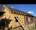 Строим крыши под ключ: монтаж стропильной системы, обрешётки, утепления и кровельного покрытия. Работаем с металлочерепицей, профнастилом, мягкой кровлей и другими материалами.
Выполняем ремонт крыш любой сложности: устраняем протечки, заменяем кровельное покрытие.