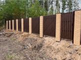 Забор из штакетника под дерево с декоративными столбами под кирпич(ПИКС панели)