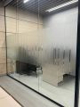 Тонирование перегородок матовой плёнкой LAM80 с плоттерной резкой