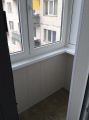 Вариант остекления и отделки балкона и пола