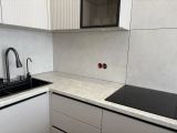 Изготовление кухонного фартука из керамогранита, с предварительной подготовкой, нанесение готовой гидроизоляции, затирка швов эпоксидной затирка, герметизация швов примыкания керамогранита к столешнице и шкафам силиконовым герметиком
