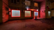 Подсветка фасадов гастронома на районе с управлением от выключателя
НЕОН 12V, цвет и яркость согласовывается заранее с заказчиком, на данном объекте красный яркий неон
