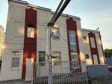 Покраска фасада безвоздушным аппаратом. При покраске использовали автовышку.  