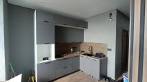 Во время сборки кухни. 