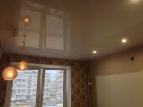 Глянцевый потолок в кухне