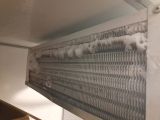 Забита одна из двух конденсаторов внутреннего блока морозильной камеры, перед чисткой и заправкой