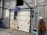 Ремонт секционных ворот, замена торсионный пружины.