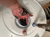 Необходимо проводить профилактическое обслуживание водонагревателя. Также необходимо сливать воду с бойлера при длительном отключении (более месяца), во избежание накопления отложений в баке и на ТЭНе.