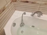 Установление плинтуса из акрила  на ванную . 
Было большое расстояние  между ванной и стеной. Герметиком качественно заделать не получалось. Было решено  по согласованию с клиентом наклеить плинтус . Он не желтеет, довольно прочный. 