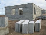 Строительство домов из полистиролбетона сокращает время строительства, из-за больших габаритов, снижение себестоимость возведения здания, обладает высокими теплоизолирующими и звукоизолирующими свойствами в 2-3 раза эффективнее пенобетона, газосиликата и керамзитобетона.