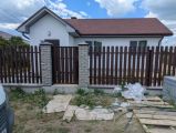 Кирпичные колонны . Штакет 