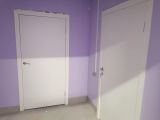 Установка в больнице межкомнатных дверей. 