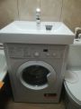 Раковина над стиральной машиной, удобно при маленьком санузле.