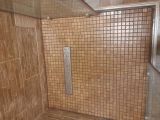 Укладка мозаики в душевой кабине.