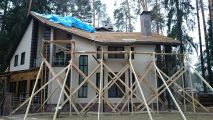 Реконструкция кровли: замена старой битумной черепицы на композитную с усилением стропил, утеплением и мотажом софита и водосточной системы. 