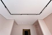 Теневой потолок на профиле Euro Slott, тканевое полотно Descor, трековая система встроена в полотно