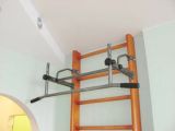 Натяжной потолок цветной матовый с обходом шведской стенки