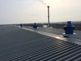 Вентиляция дымоудаления в цехе завода. Монтаж крышных вентиляторов.