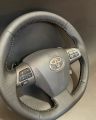 Выполнена перетяжка руля в экокожу Швайцер с добавлением псевдоперфорации по бокам.