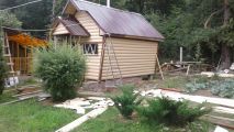 Обшивка имитацией бруса бани и кровля.