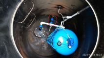 Обустройство скважины с металлическим кессоном. ПНД труба водопровода неразрывно идёт внутри металлического патрубка ...Это самый надёжный вариант с металлическим кессоном...