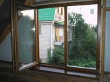 новое деревянное окно с подоконником из дерева со стеклопакетами и еврофурнитурой