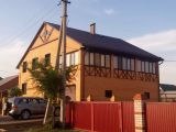 Крышу унесло ветром, усилили основу, переселили кровлю, и узор из балок на фронтоне добавили