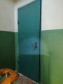 Реставрация старой металлической двери: установка нового замка, монтаж обшивки с утеплителем, покраска наружней стороны двери.