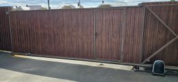 Монтаж откатных ворот с автоматикой , заполнение Профлист под дерево (Экостил) (Косулино) 