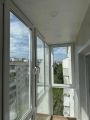 Панорамное остекление балкона с крышей и отделкой ламинатом