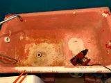 Реставрация ванны с предварительной очисткой от старой некачественной краски. 