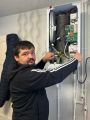 Мой напарник Сергей, производит монтаж удаленного управления на котлы.Опыт работы 8 лет.