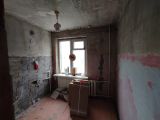 Фото до. 
Выровнены всё углы. Наружные углы выровнены при помощи перфорированных алюминиевых уголков. А внутренние углы выровнены путём сбития старой штукатурки и нанесения шпателем нового ровного слоя штукатурки волмаслой. Грунтование стен до и после работ. 