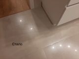 Установщик натяжного потолка уронил перфоратор и бур отколол от поверхности керамогранита маленький кусок раздробив его в крошку. Замена плитки была невозможна, поэтому было решено реставрировать поверхность реставрационным воском. Так стало с высоты человеческого роста.