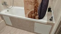 Установка экрана под ванну из плитки и двух люков. 