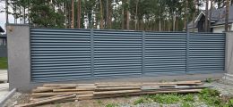 Монтаж капитального забора ленточный фундамент, колонны из газобетона, заполнение жалюзи производства Новый дом (Заповедник) 