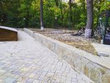 Отделка подпорной стенки природным камнем