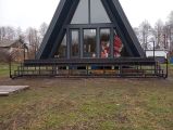 Входные группы 2 штуки, для террас дома А-фрейм. 
Первая: 4,9 м, в 4 ступени, с двухсторонним подъёмом и спуском. 
Вторая: 7,5 м, в 4 ступени во всю ширину террасы дома. 
Каркас выполнен по техническим и по проектным решениям, под будущую зашифку доской ДПК. 