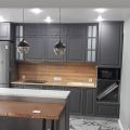 Кухня выполнена в матовом цвете по дезайн проекту. Цвет кухни титан, стекло белое,  столешница под цвет дерева.