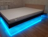 Кровать с дороботкой установил подсветку.