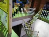 Лестница с забежными ступенями и точеными деревянными балясинами.