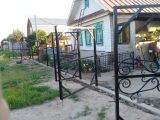 Ворота и заборы в рамке , плюсом таких ворот является исключение изломов в углах профнастила, эстетичный внешний вид, более крепкий каркас, возможность монтажа кованных элементов, очень аккуратно выглядят изнутри, так же столбы ворот и калитки связываются бетонной лентой с предварительным армированием(2000 руб. п.метр ),  что исключает перекос столбов во время морозного пучения.( многие это игнорируют, так как приводит к удорожанию ворот , как раз в этом случае говорят,-