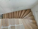 Двухмаршевая лестница с поворотом на 180 градусов с большим количеством забежных ступеней.