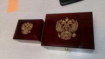 Гравировка на дереве с затиркой краской