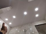 Натяжные потолки + светильники по керамограниту + сложная геометрия помещения