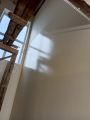 Переход с первого на второй этаж покраска стен
