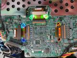 Сегодня у меня на столе  старый Epson. Как говорит Вася - на лёгком техническом обслуживании. Проектор 3LCD, что видно по характерным шлейфам матриц и разноцветной герлянде