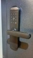 Вид снаружи
Установлен замок TTLock Basic
Вместо замка английского типа от застройщика
Управление через приложение ttlock