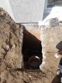 Копал яму для поиска причины почему в дом проникала вода после дождей. Причина была найдена и устранена