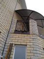Навес над эркером и кованные перила
